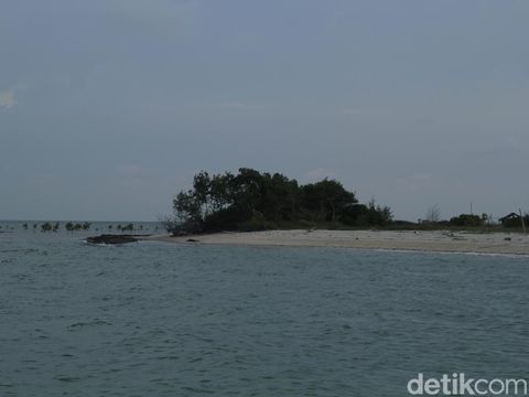 Gili Pandan merupakan pulau kecil yang berada di selatan Pulau Madura. Pulau yang tak berpenghuni ini masuk Kecamatan Gili Genting, Kabupaten Sumenep.