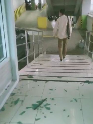 Jembatan atau lorong jalan yang menghubungkan antara gedung Pemkot Tangsel dengan gedung parkir terdampak hujan deras disertai angin kencang. (Screenshot video viral)