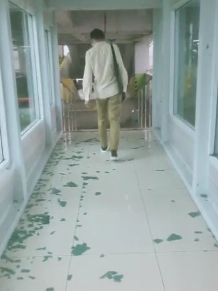 Jembatan atau lorong jalan yang menghubungkan antara gedung Pemkot Tangsel dengan gedung parkir terdampak hujan deras disertai angin kencang. (Screenshot video viral)