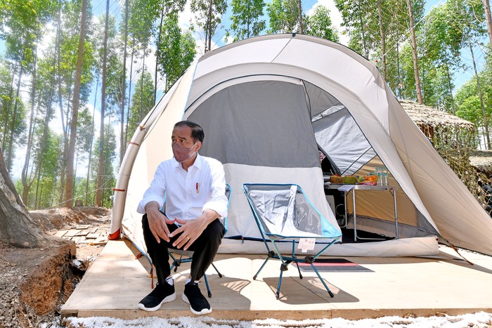 Presiden Joko Widodo duduk di depan tenda usai memimpin seremoni ritual Kendi Nusantara di titik nol Ibu Kota Negara (IKN) Nusantara di Kecamatan Sepaku, Penajam Paser Utara, Kalimantan Timur, Senin (14/3/2022). Presiden Jokowi bersama lima gubernur di Pulau Kalimantan akan bermalam di lokasi titik nol IKN Nusantara. ANTARA FOTO/HO/Setpres-Agus Suparto/aww.