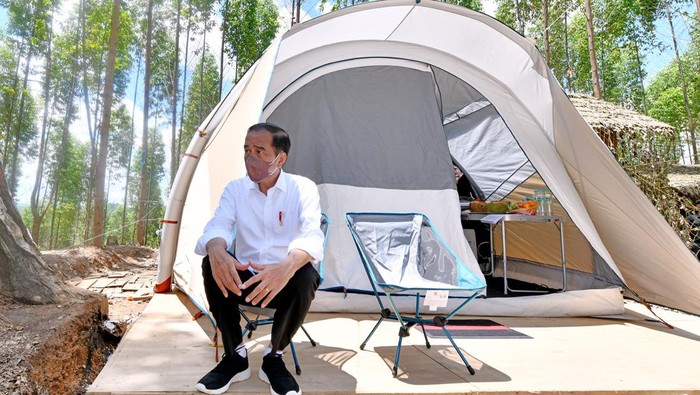 Presiden Joko Widodo duduk di depan tenda usai memimpin seremoni ritual Kendi Nusantara di titik nol Ibu Kota Negara (IKN) Nusantara di Kecamatan Sepaku, Penajam Paser Utara, Kalimantan Timur, Senin (14/3/2022). Presiden Jokowi bersama lima gubernur di Pulau Kalimantan akan bermalam di lokasi titik nol IKN Nusantara. ANTARA FOTO/HO/Setpres-Agus Suparto/aww.