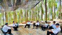 Jokowi juga sempat berbincang dengan sejumlah menteri dan jajaran di lokasi berkemah. (Biro Pers Sekretariat Presiden)