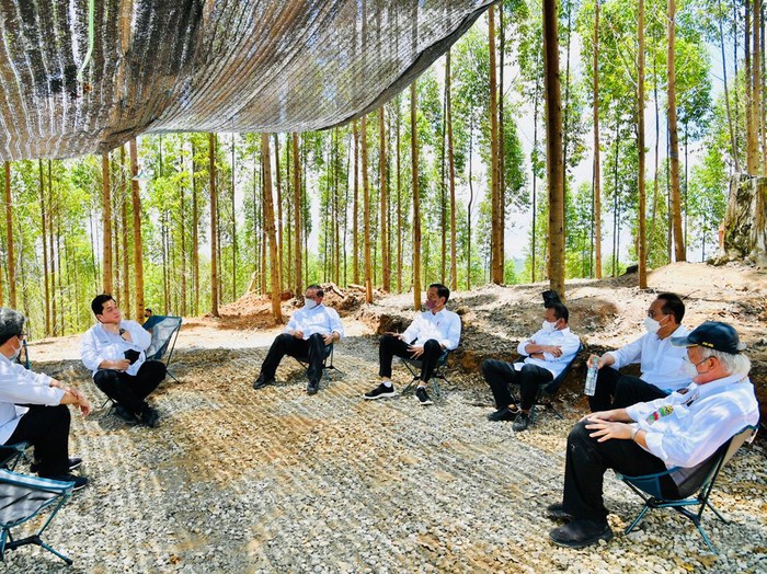 Jokowi dan Para Menteri di Lokasi Kemah IKN
