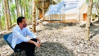 Jokowi akan berkemah di kawasan titik nol IKN Nusantara bersama istrinya, Iriana, Senin, (14/3/2022). Tenda kenegaraan yang akan dipakai Jokowi menginap terbilang besar hingga tak perlu menunduk untuk memasukinya. Biro Pers Sekretariat Presiden