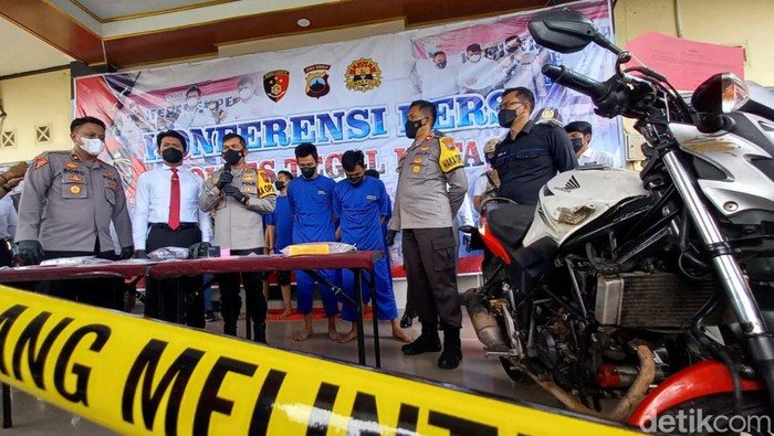 Polres Tegal menggelar jumpa pers kasus pencurian dengan modus pecah kaca mobil, Senin (14/3/2022).