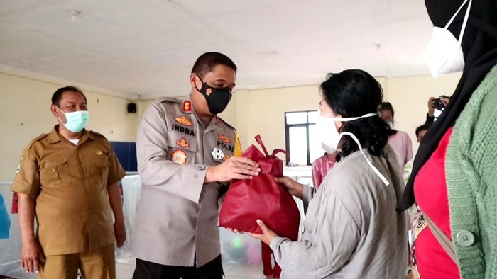 Kapolresta Bandung Kombes Pol Kusworo Wibowo memberi bantuan bagi pengungsi banjir Dayeuhkolot.