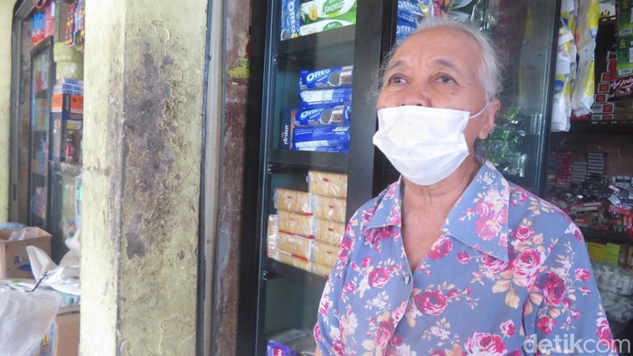 Karsiatini (72) senang lapak sembakonya di Pasar Sentul didatangi Jokowi, Minggu (13/3/2022).