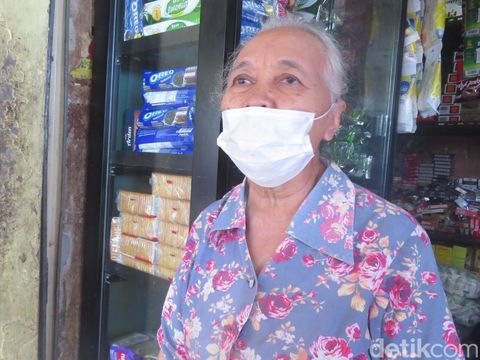 Karsiatini (72) senang lapak sembakonya di Pasar Sentul didatangi Jokowi, Minggu (13/3/2022).