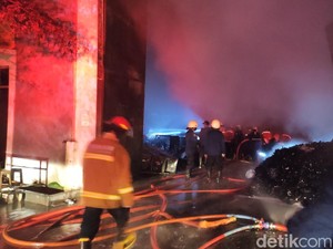 Gudang Bahan Baku Sepatu di Wonoayu Sidoarjo Terbakar