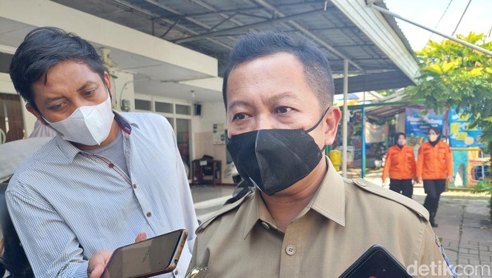 Kepala Dinas Perdagangan Yos saat memberikan penjelasan tentang Pasar Turi Baru