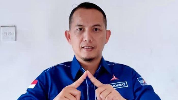 Ketua Bawaslu Jambi, Asnawi Rivai masuk Partai Demokrat.