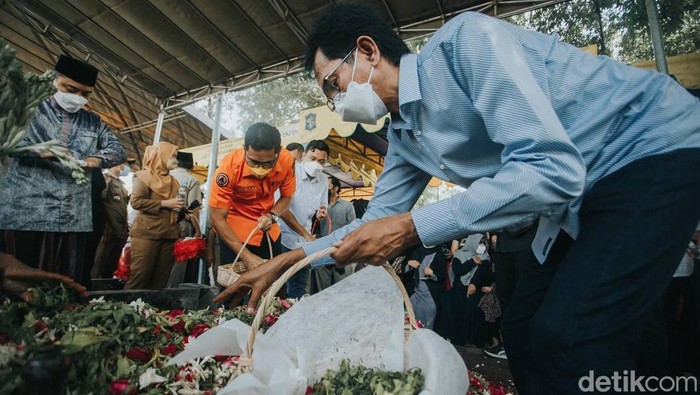 Ketua DPRD Surabaya Adi Sutarwijono turut menaburan bunga ke makam Almarhum ayah mertua Wali Kota Surabaya Eri Cahyadi
