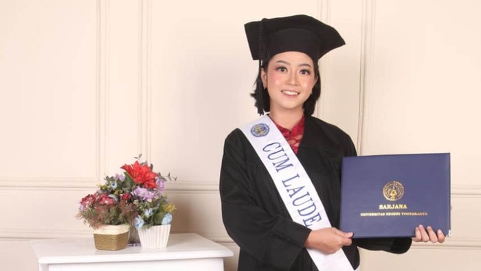 Kisah cum laude mahasiswa UNY Olivia Nike Purnomo.
