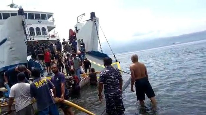 KMP Tiga Anugrah kandas di Perairan Gilimanuk, Bali.