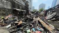 Puluhan rumah di pemukiman Karet Tengsin, Tanah Abang, Jakarta, ludes terbakar diamuk si jago merah, pada Senin (14/3/2022) pagi.  