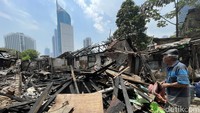 Warga melihat rumahnya yang hangus terbakar, di pemukiman padat Karet Tengsin, Tanah Abang, Jakarta, Senin (14/03/2022).   