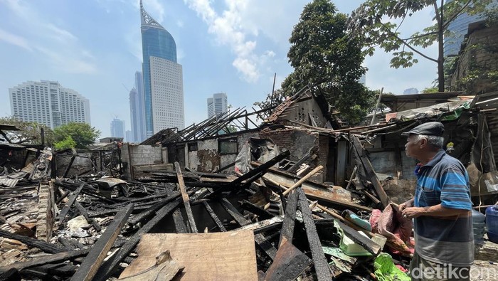 Kondisi Puluhan Rumah di Tanah Abang Usai Diamuk si Jago Merah Warga melihat tumahnya yang Hangul terbakar, di pemukiman padat Karet Tengsin, Tanah Abang, Jakarta, Senin (14/03/2022).