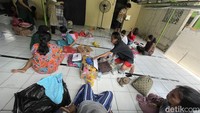 Pada saat kebakaran terjadi, warga sempat berusaha memadamkan api tersebut, namun api semakin membesar.  