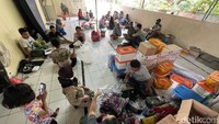 Sejumlah warga mengungsi di areal halaman mushola, pasca kebakaran yang menghanguskan rumahnya.  