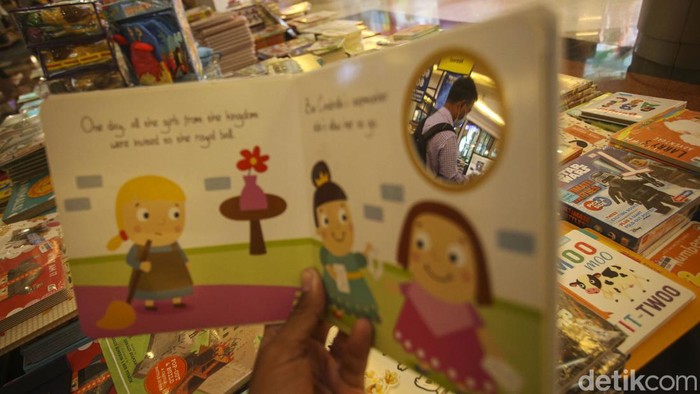 Kutu Buku! Di Sini Ada Diskon Besar-Besaran Nih Pengunjung memilih buku di Citywalk Sudirman, Jakarta, Senin (14/3/2022). Ribuan buku tersedia dengan diskon besar-besaran.