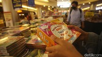 Ribuan buku tersedia dengan diskon besar-besaran.