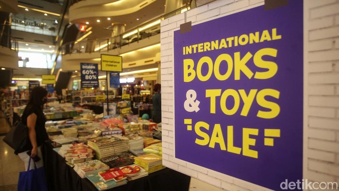 Kutu Buku! Di Sini Ada Diskon Besar-Besaran Nih Pengunjung memilih buku di Citywalk Sudirman, Jakarta, Senin (14/3/2022). Ribuan buku tersedia dengan diskon besar-besaran.