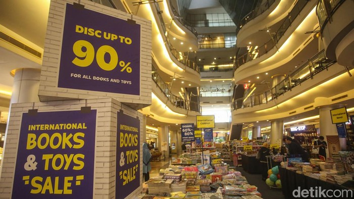 Pengunjung memilih buku di Citywalk Sudirman, Jakarta, Senin (14/3/2022). Ribuan buku tersedia dengan diskon besar-besaran.