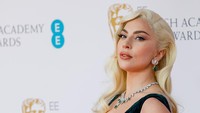 Lady Gaga. Ketika ditanya apakah dia pernah berhubungan seks dengan wanita selama wawancara 2009 dengan Barbara Walters, Gaga berkata, Saya pasti pernah melakukan hubungan seksual dengan wanita, ya. Foto: Getty Images/Tristan Fewings
