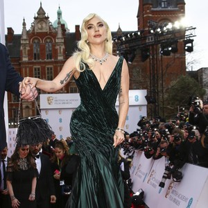 8 Gaya Memukau Lady Gaga di BAFTAs dan Critics Choice Awards, Cuma Beda Jam