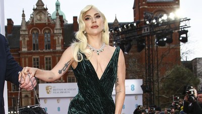 8 Gaya Memukau Lady Gaga di BAFTAs dan Critics Choice Awards, Cuma Beda Jam