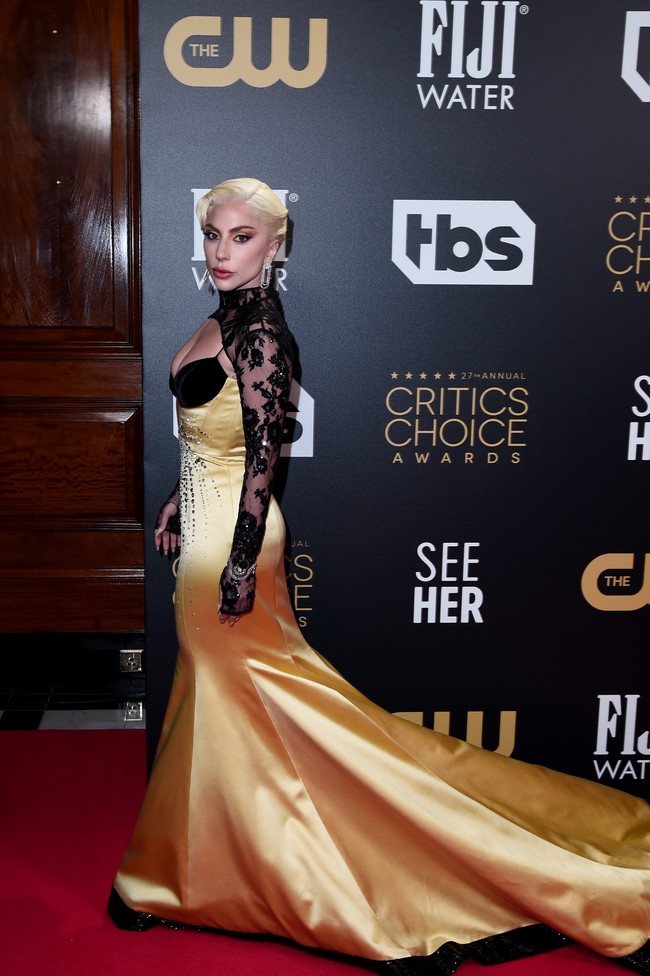 Gaun Gucci yang membungkus tubuh Lady Gaga dilengkapi ekor panjang yang dramatis. (Foto: Getty Images for Critics Choice/Eamonn M. McCormack)