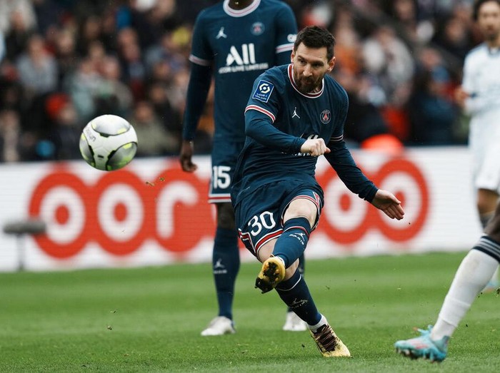 PSG's Lionel Messi makes an attempt to score during the French League One soccer match between Paris Saint-Germain and Bordeaux at the Parc des Princes stadium in Paris, France, Sunday, March 13, 2022. (AP Photo/Thibault Camus)