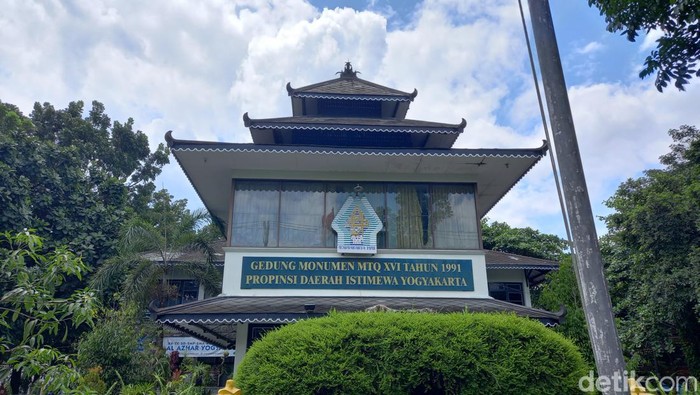 Logo gunungan di Monumen MTQ XVI di Jalan Ring Road Utara atau Jalan Padjajaran, Pogung Lor, Sleman, DIY, Senin (14/3/2022).