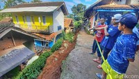 Pada saat kejadian, Aziz melihat ada satu anak-anak tertimpa longsor. Kata dia, ketika sampai bawah ternyata ada korban lainnya. 