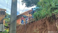 Pantauan detik Jabar, Tembok Penahan Tanah (TPT) teraebut memiliki tinggi 3 meter. Kemudian titik longsor di tiga rumah tersebut memiliki panjang sekitar 10 meter. Hingga berita diturunkan, material tanah belum dilakukan pembersihan. 