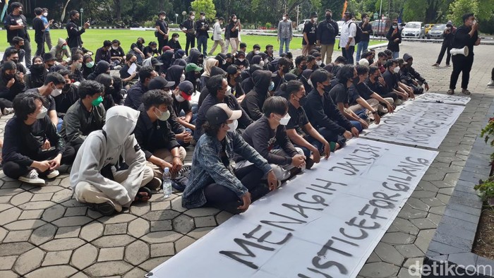 Mahasiswa yang mengatasnamakan Aliansi Justice For Gilang demo di halaman Rektorat UNS Solo, terkait kasus diksar maut menwa UNS, Senin (14/3/2022).
