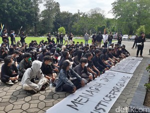 Demo Lagi, Mahasiswa Tuntut UNS Tuntaskan Kasus Diksar Maut Menwa