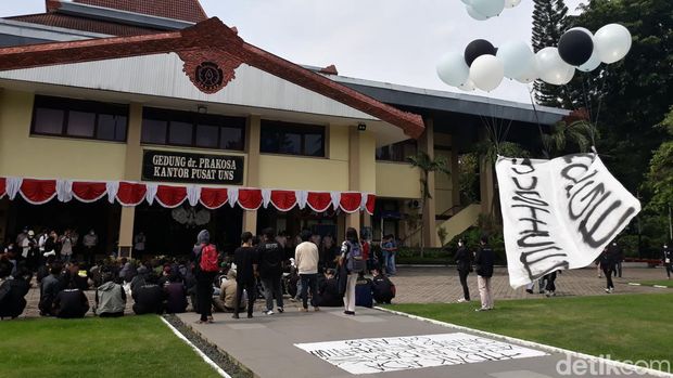 Mahasiswa yang mengatasnamakan Aliansi Justice For Gilang demo di halaman Rektorat UNS Solo, terkait kasus diksar maut menwa UNS, Senin (14/3/2022).