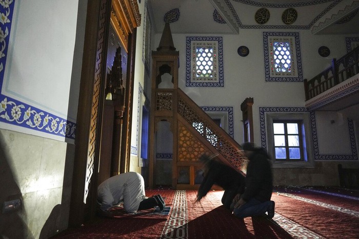 Sebanyak 83 warga Turki berlindung di sebuah masjid di Mariupol, Ukraina. Mereka menunggu dievakuasi di antara dentuman rudal setiap hari di kota itu.   (AP Photo/Evgeniy Maloletka)