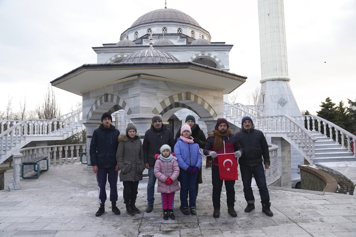 Sebanyak 83 warga Turki berlindung di sebuah masjid di Mariupol, Ukraina. Mereka menunggu dievakuasi di antara dentuman rudal setiap hari di kota itu.   (AP Photo/Evgeniy Maloletka)