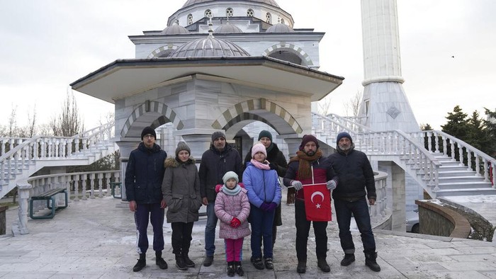 Masjid Mariupol Sebanyak 83 warga Turki berlindung di sebuah masjid di Mariupol, Ukraina. Mereka menunggu dievakuasi di antara dentuman rudal setiap hari di kota itu. (AP Photo/Evgeniy Maloletka)