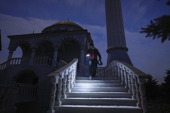 Sebanyak 83 warga Turki berlindung di sebuah masjid di Mariupol, Ukraina. Mereka menunggu dievakuasi di antara dentuman rudal setiap hari di kota itu. (AP Photo/Evgeniy Maloletka)
