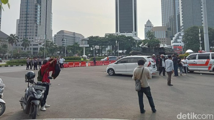 Massa aksi Forum Masyarakat Rusunawa Marunda (F-MRM) yang menggelar demo di kawasan Patung Kuda, Jakarta Pusat (Jakpus), membubarkan diri. (Anggi M/detikcom)