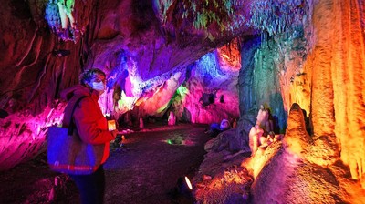 Seniman Ini Bikin Gua di Jerman Jadi Bling-bling Bercahaya