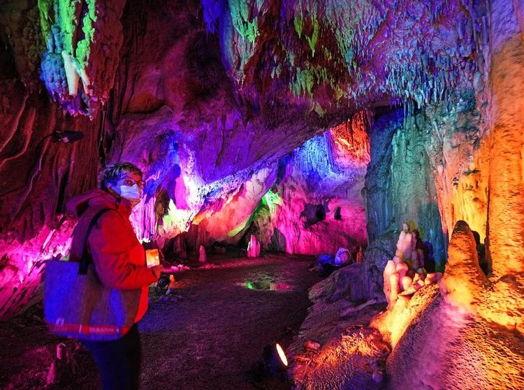 Seniman Ini Bikin Gua di Jerman Jadi Bling-bling Bercahaya