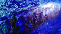 Gua Dechen yang berhias cahaya warna-warni menjadi daya tarik tersendiri.