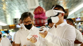 Direktur Utama Utama PT Angkasa Pura II Muhammad Awaluddin dan Direktur Sales Telkomsel Adiwinahyu B. Sigit mencoba Virtual Reality (VR) yang merupakan salah satu show case Telkomsel 5G di Bandara Soekarno Hatta, Senin (14/3/2022).