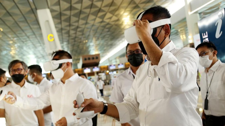 Menjajal Ketangguhan 5G di Bandara Soetta Bandara Internasional Soekarno Hatta memberikan pengalaman baru bagi pengguna jasanya, yakni konektivitas digital jaringan broadband akan kecanggihan 5G Telkomsel di Bandara. Seperti apa?