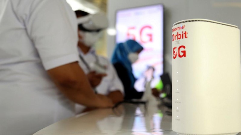 Bandara Internasional Soekarno Hatta memberikan pengalaman baru bagi pengguna jasanya, yakni konektivitas digital jaringan broadband akan kecanggihan 5G Telkomsel di Bandara. Seperti apa?