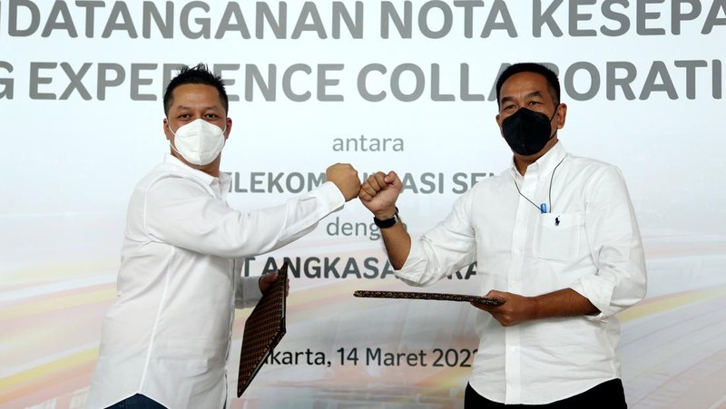 Bandara Internasional Soekarno Hatta memberikan pengalaman baru bagi pengguna jasanya, yakni konektivitas digital jaringan broadband akan kecanggihan 5G Telkomsel di Bandara. Seperti apa?